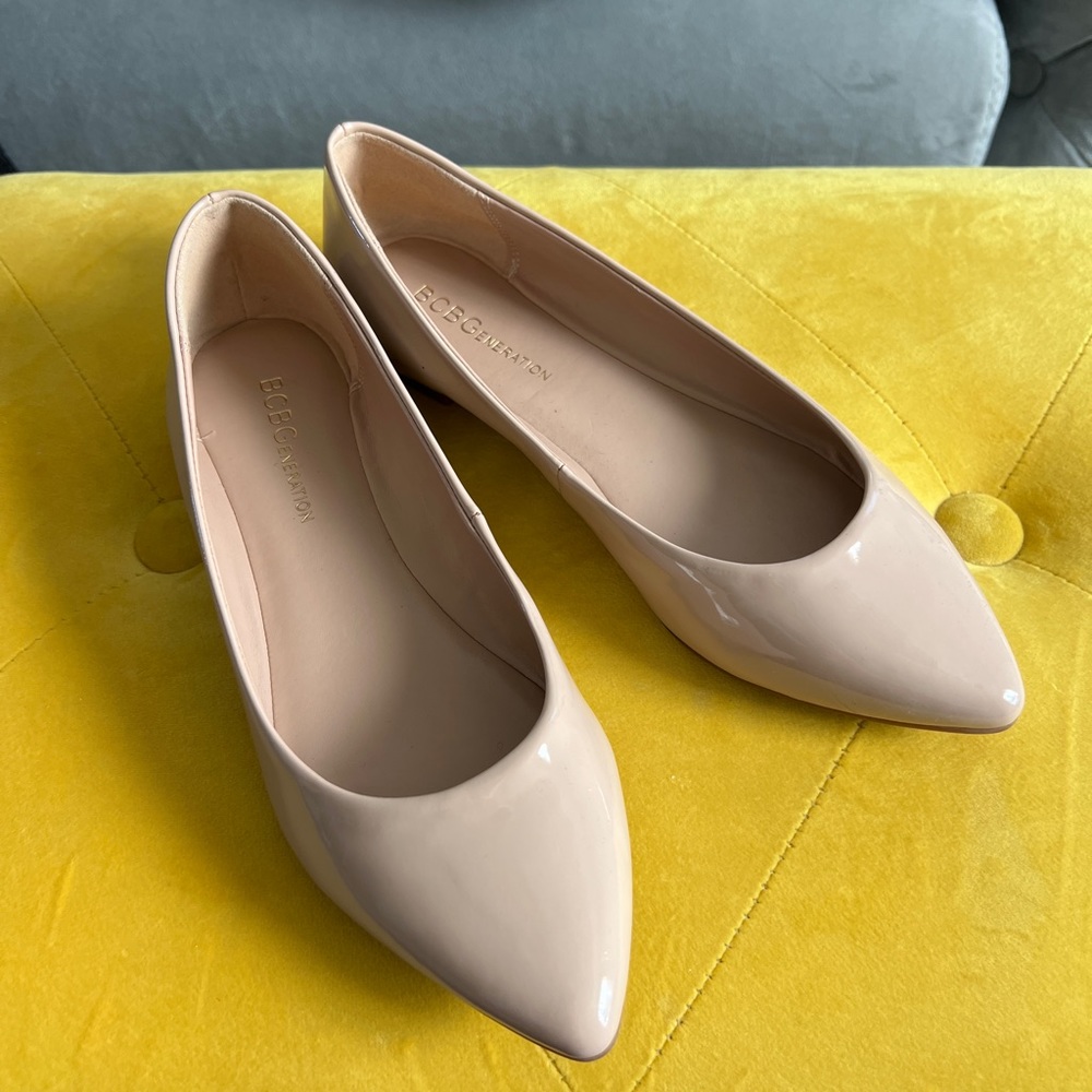 BCBG brand beige patent ballet flats size 5